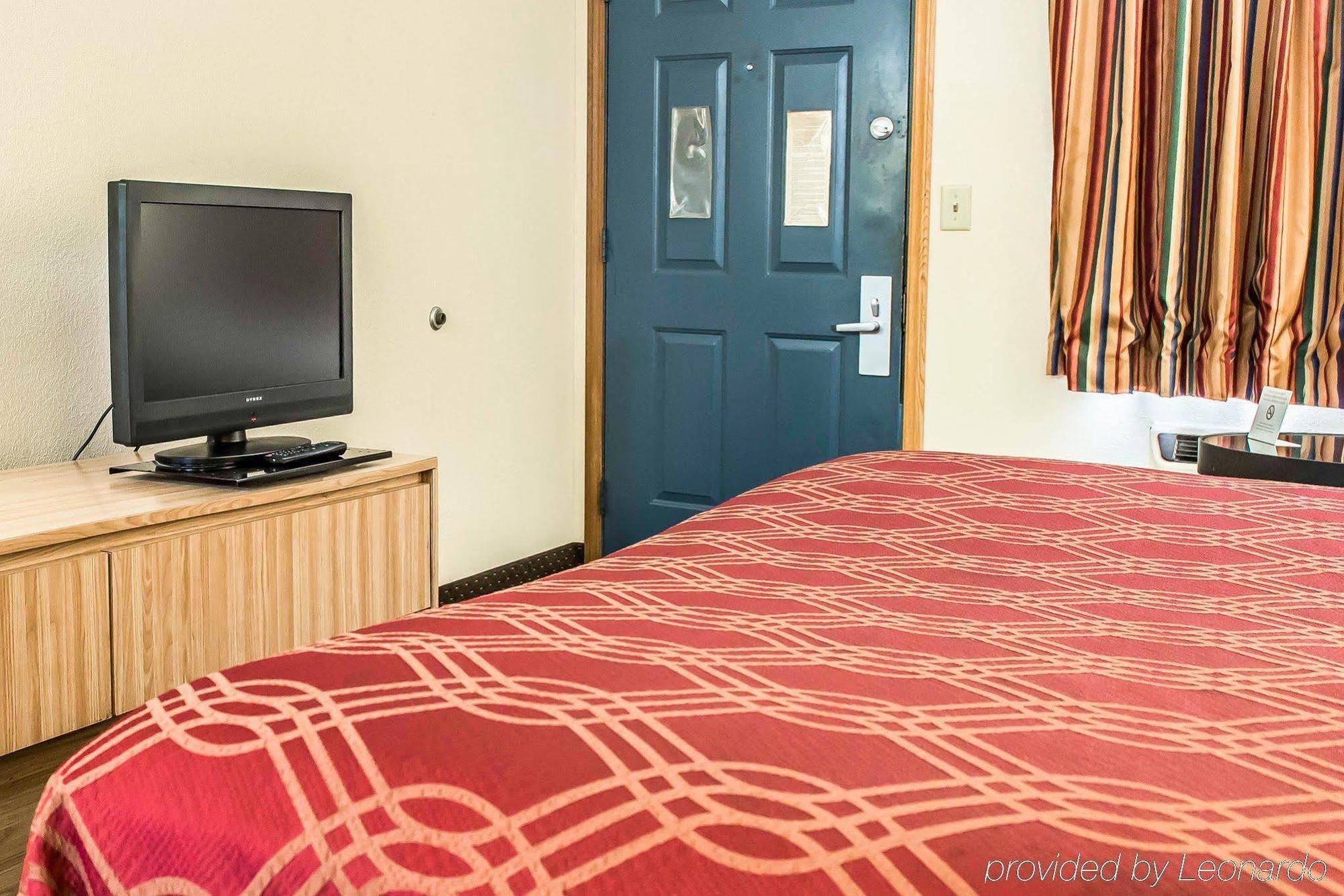Econo Hotel 2*