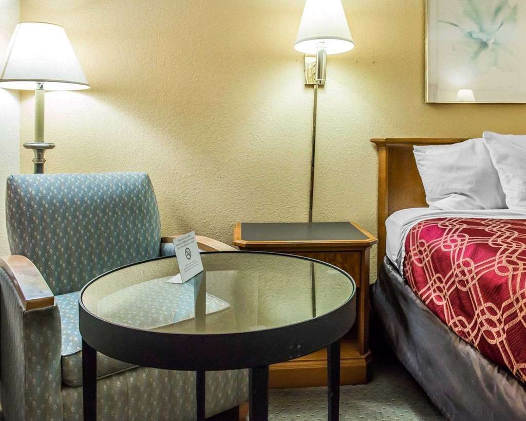Econo Hotel 2*